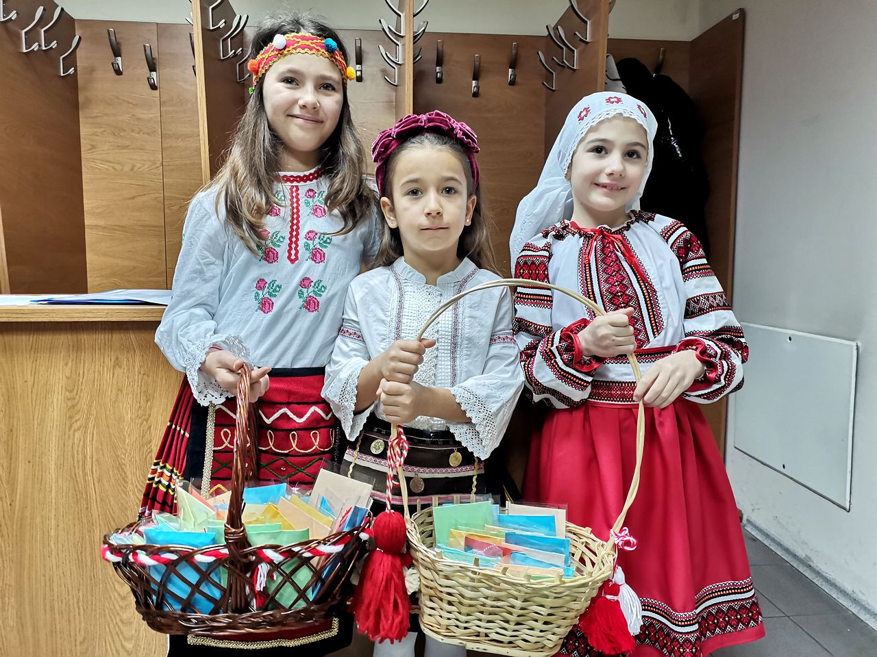 Деца подариха мартеници за здраве в Общински съвет - Плевен